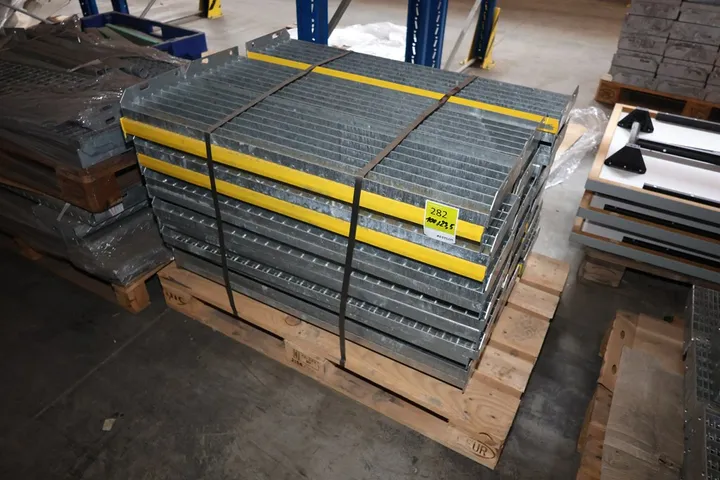 Konvolut Metall Treppenstufen Maße: 100 x 23,5 cm